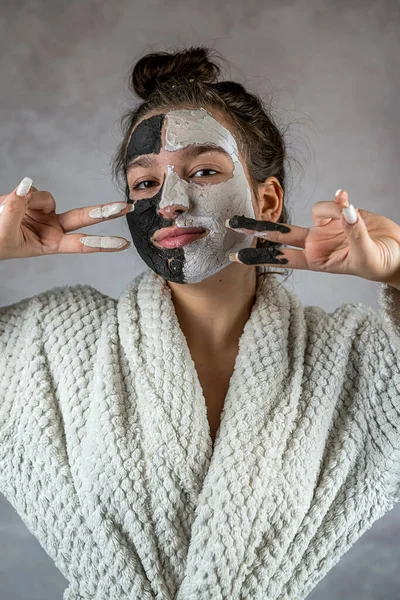 Mulher Bonita Jovem Aplica Uma Máscara Barro Restaurador Branco Preto — Fotografia de Stock