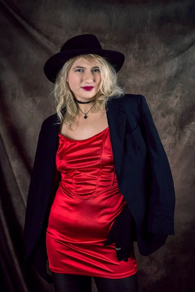 Schöne Junge Frau Trägt Elegantes Rotes Kleid Und Schwarzen Hut — Stockfoto