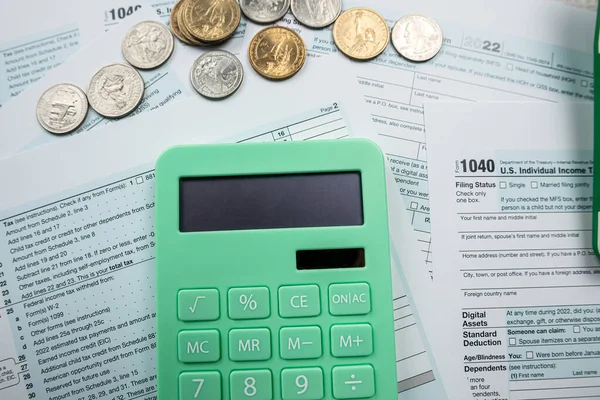 Income Tax Form 1040 Dollar Coin Calculator Desk Taxation Concept — Stockfoto