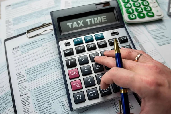 Close Man Filling 1040 Individual Income Tax Form Tax Time — Stockfoto