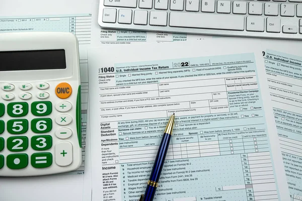 Blanco 1040 Individuele Aangifte Inkomstenbelasting Formulier 2022 Met Pen Calculator — Stockfoto