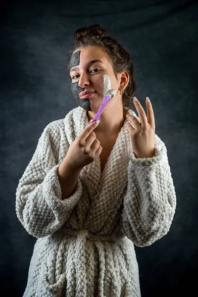 Woman Clay Black White Mask Half Face Healthy Beauty Treatment — Stock Photo, Image