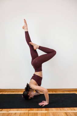 Beyaz tenli kadın antrenör, esneme egzersizini nasıl yapacağını gösteriyor. Spor sağlıklı yaşam tarzı