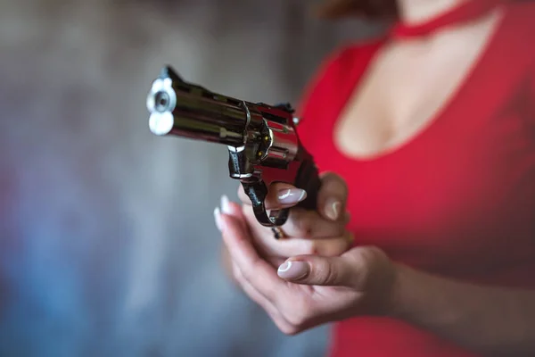 Smal Spion Dam Pistol Pistol Röd Klänning Isolerad Mörker Brottsbegreppet — Stockfoto