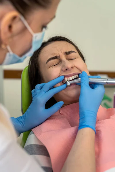 Mulher Dentista Usando Ferramentas Estéreis Broca Dentária Espelho Bucal Durante — Fotografia de Stock
