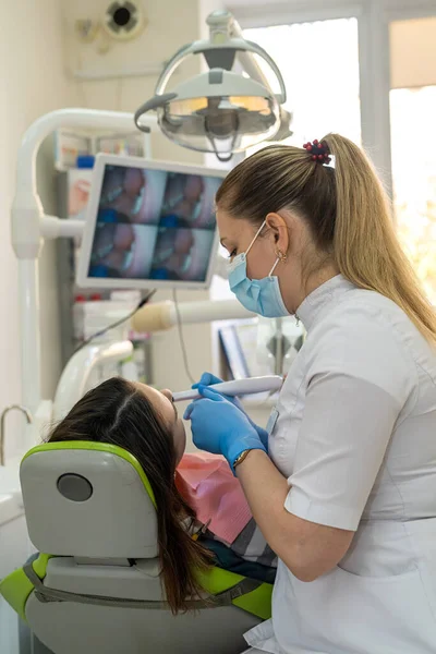 Dentystka Badająca Zęby Pacjentki Kamerą Wewnątrzustną Patrząca Ekran Zdrowy Tryb — Zdjęcie stockowe