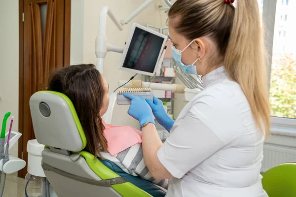 Dłoń Dentysty Trzymająca Kolor Zębów Badająca Zęby Pacjenta Wybielanie Opieka — Zdjęcie stockowe