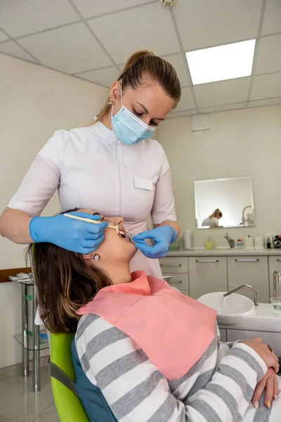 Dişçi Dişlerinin Rengini Palet Renginde Güzel Kadın Hasta Tonları Ile — Stok fotoğraf