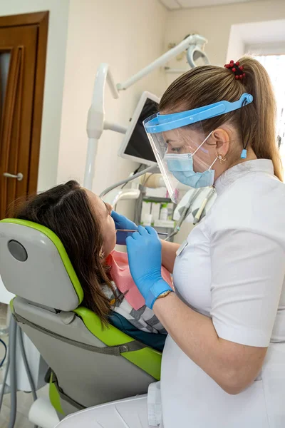 Dişçi Dişçi Dişçi Kliniğinde Genç Bir Kadının Dişlerini Muayene Ederken — Stok fotoğraf