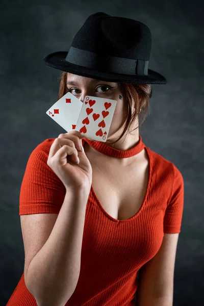 Ung Flicka Klänning Och Hatt Delar Kort Vid Ett Pokerspel — Stockfoto