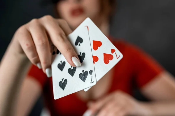 女性の手は丸い緑のポーカーテーブルでポーカーカードを取ります ポーカーで危険な賭け ポーカーカジノの女性 — ストック写真
