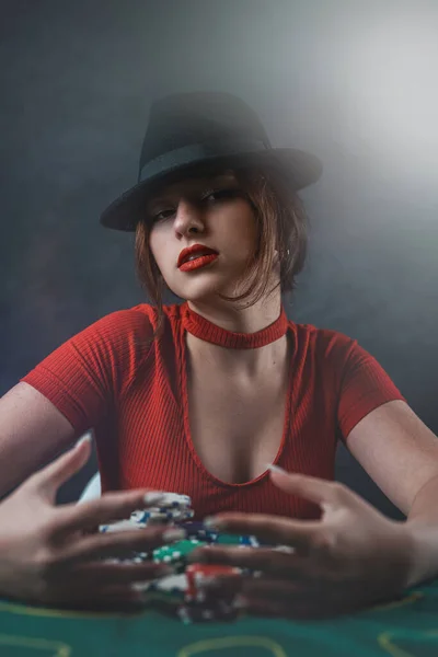 一个性感的女人 在赌场的扑克桌上拿着扑克牌和筹码 最赌博的游戏 — 图库照片