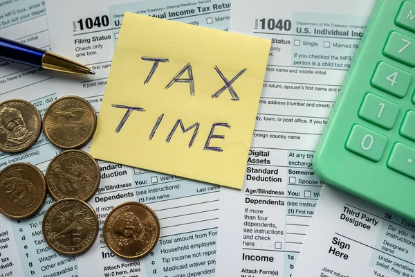 米国個人所得税1040米ドル硬貨及び計算機付き納税申告書 財務税概念 — ストック写真