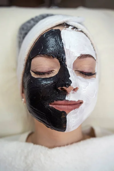 Donna Con Maschera Bianco Nero Mezza Faccia Salone Spa Procedure — Foto Stock