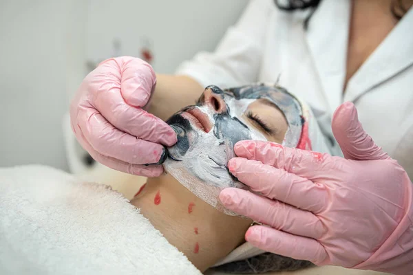 Cosmetologo Facendo Massaggio Lifting Sul Viso Con Maschera Viso Ringiovanente — Foto Stock