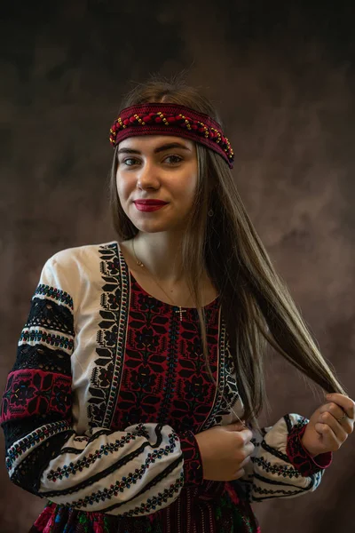 Hermosa Mujer Ropa Folclórica Blusa Bordada Étnica Vyshyvanka Región Carpatiana —  Fotos de Stock