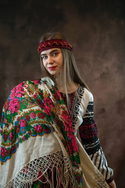 Joven Dama Ucraniana Una Blusa Bordada Chal Posa Sobre Fondo —  Fotos de Stock