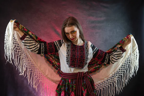刺繍のブラウスとショールの若いウクライナ人女性は暗い背景に対してポーズをとります 民族衣装 民族衣装 — ストック写真