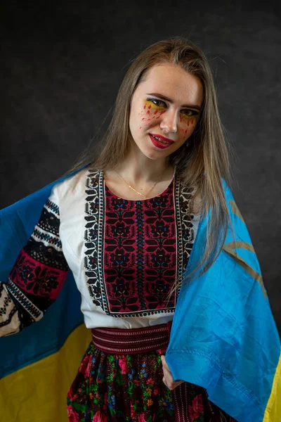 Mulher Ucraniana Morena Bonita Vestidos Bordado Roupa Nacional São Tristes — Fotografia de Stock