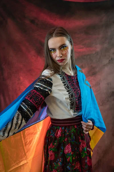 悲しいウクライナの女性の肖像画は 青と黄色のフラグで国民服を着る ウクライナ国民の自由の侵害の概念 — ストック写真
