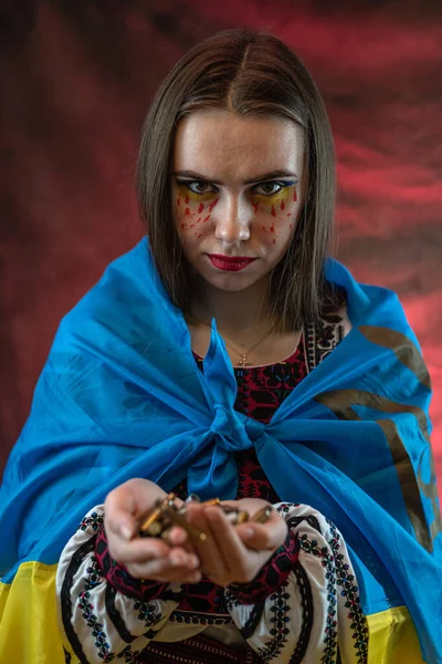 Αρκετά Λυπημένη Ουκρανή Γυναίκα Φορούν Εθνικά Ρούχα Φόρεμα Σημαία Υποστήριξη — Φωτογραφία Αρχείου