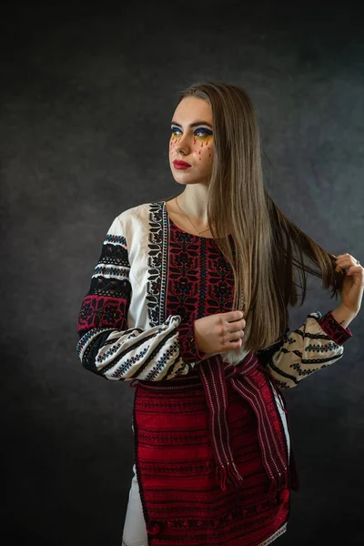 Fiatal Ukrán Viselte Hagyományos Ruhát Hímzés Pózol Stúdióban Divatruha — Stock Fotó