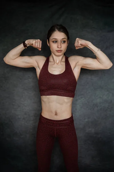 Ung Kaukasiska Idrottskvinna Visa Sin Perfekta Muskulösa Abs Isoalted Svart — Stockfoto