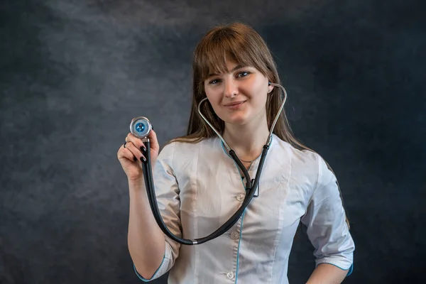 Portret Kobiety Lekarza Ogólnego Lub Lekarza Stetoskopem Wyizolowanym Podstawie Ciemnej — Zdjęcie stockowe