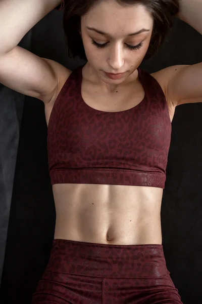 Retrato Menina Fitness Com Forte Abdômen Muscular Isolado Escuro Desporto — Fotografia de Stock