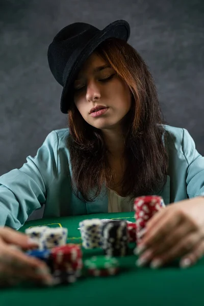 Όμορφο Κορίτσι Ήρθε Στο Καζίνο Νύχτα Για Παίξει Πόκερ Ένα — Φωτογραφία Αρχείου