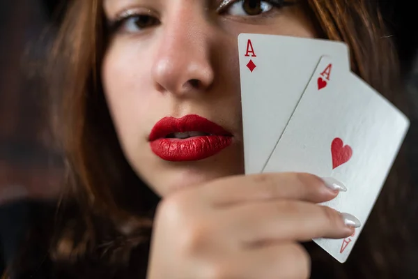 Casino Woman Red Lips Holding Ace Seductive Lips Teeth Face — ストック写真