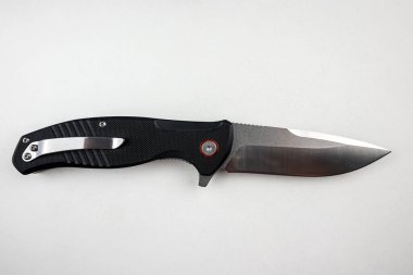 Taktik savaş bıçağı beyaz arka planda izole edildi. Keskin hayatta kalma bıçağı.