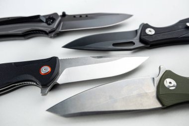 Dört Karambit bıçağı beyaza saplanmış. silah askeri kavramı