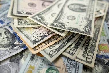 12510. 100 dolarlık banknotlar arka planda. Finans kavramı