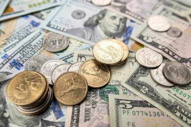 Bozuk para ile Amerikan para kağıtları. Finans veya enflasyon kavramının korunması