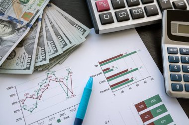 Hesap çizelgeleri ve grafikler, biz dolar banknotları kalem hesap makinesiyle. Borsa grafikleri