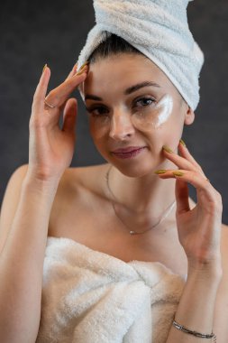 Siyah arka planda izole edilmiş göz altında uygulamalı kolajen hidrojel bandı olan beyaz güzel bir kızın portresi. Cilt bakımı