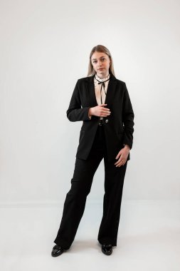 Güzel genç bir iş kadınının portresi beyaz, tam uzunlukta. Stüdyo çekimi