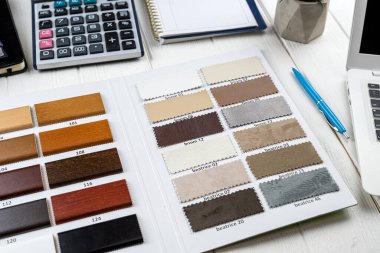 Ofis masasında tasarım için çeşitli ahşap kaplama örnekleri var. Üst Manzara. Fikir için malzeme seç