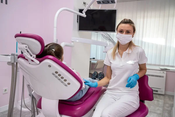 Küçük Bir Kız Hasta Muayene Için Dişçi Kliniğine Geldi Çocuk — Stok fotoğraf