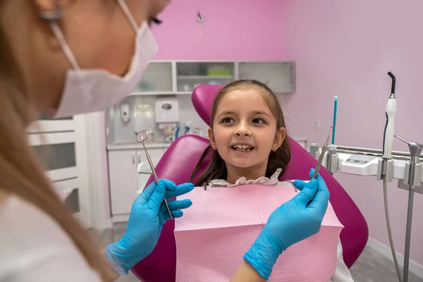 Οδοντίατρος Παιδίατρος Μια Γυναίκα Λαμβάνει Ένα Μικρό Όμορφο Κορίτσι Στη — Φωτογραφία Αρχείου