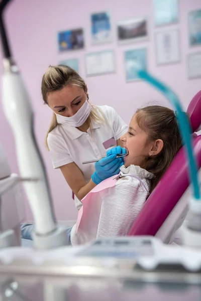 Beautiful Little Female Patient Grimaces Examination Oral Cavity Female Dentist — Φωτογραφία Αρχείου