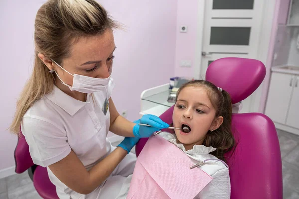 Belle Piccole Smorfie Pazienti Durante Esame Orale Parte Dentista Femminile — Foto Stock