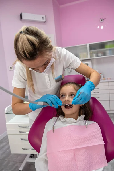 Primer Plano Una Hermosa Niña Abriendo Boca Durante Tratamiento Dental —  Fotos de Stock