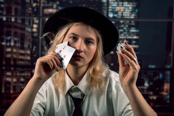 Mulher Branca Bonita Com Cartões Poker Perto Seu Rosto Cobrindo — Fotografia de Stock