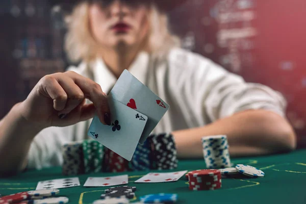 Strikt Flicka Återförsäljare Klassiska Delar Kort Pokerbordet Langaren Kvinna Poker — Stockfoto