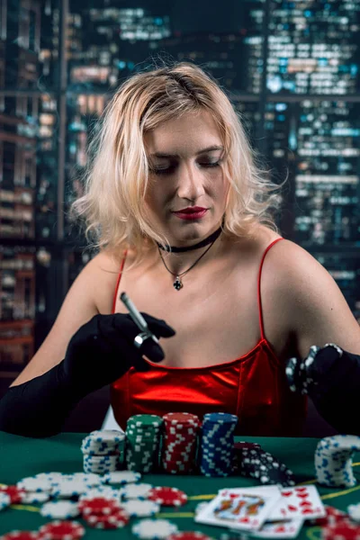 葉巻を吸う女がカジノでポーカーをしてる ライフスタイル ギャンブルの概念 — ストック写真