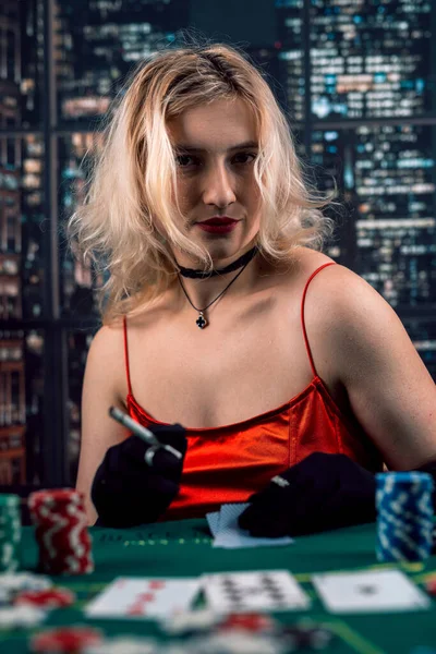Πλούσια Γυναίκα Φορούν Βράδυ Κόκκινο Φόρεμα Παίζοντας Πόκερ Κρατώντας Πούρο — Φωτογραφία Αρχείου