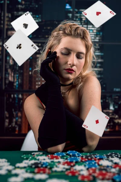 Piros Ruhában Dobja Légy Kártyázik Kaszinó Játék Szerencsejáték Koncepció Repülő — Stock Fotó