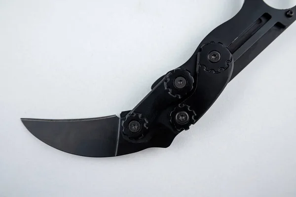 Ein Schwarzes Karambit Kampfmesser Isoliert Auf Weißem Hintergrund Scharfe Waffe — Stockfoto